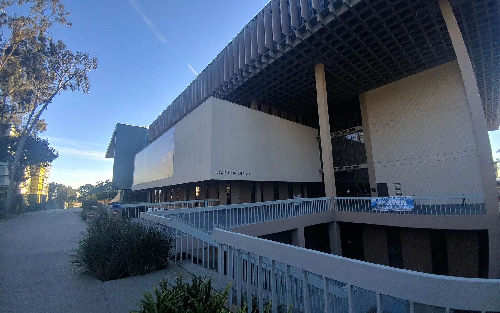 Library building at California State University, Dominguez Hills
